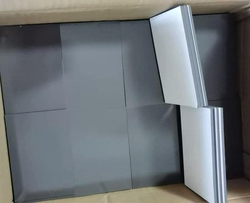 Rubber magnet strips cut to length